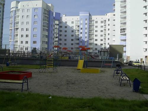 Детские площадки во дворе.