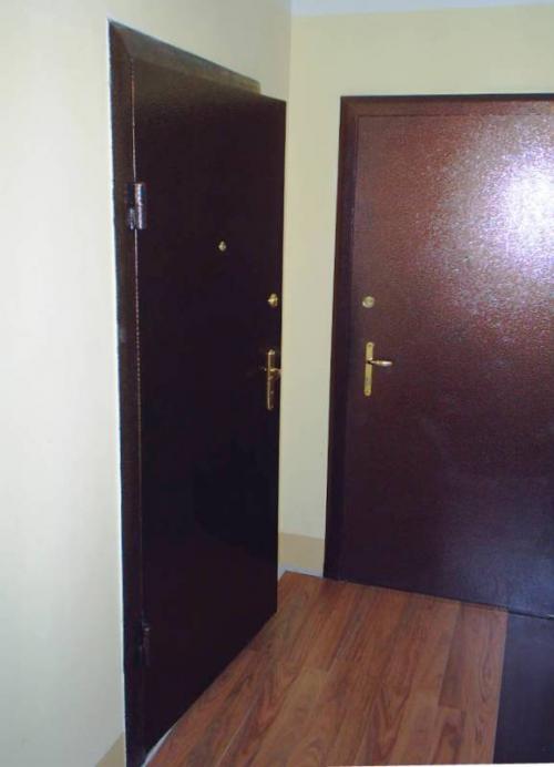 Чистенький тамбур на две квартиры за общей железной дверью. В саму квартиру ведет еще одна сейф-дверь.